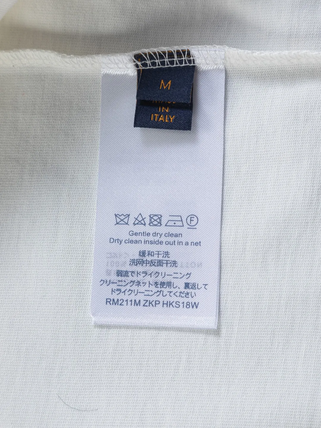 🅿️200 Louis Vuitton 1V LV lv slightly wide version S-XL LV 26ss new products are available at the counter simultaneously. Multiple craftsmanship. Classic simple letters on the chest🪡 embroidery. Simple letters on the back are hollowed out🪡 embroidery. Round neck short-sleeved T-shirt, same style for men and women! Consigned to one-to-one creation. Synchronized with the official website, pure cotton fabrics at the counter! It is close to the skin and comfortable, durable and easy to wear. It has a classic and simple logo design and meticulous original craftsmanship. Short-sleeves, a must-have item for men, do not appear to be the same for the general public, but must be unique and eye-catching. This LV short-sleeve is all about quality, comfort, the same shape and fashion as always, including fabrics and cutting techniques. All of them have been made with great effort! 320 grams of washed pure cotton fabric, pure cotton is breathable, very refreshing and comfortable for daily wear. The rib knitting on the neckline is smooth and tight, and the neckline will not be skewed if you toss it at will. The loose version, you will find that it looks really good on the upper body. The overall is minimalist and neat, super versatile for daily use! Pair it casually with a pair of pants for a youthful look. A T-shirt will make your outfit crazy. It is a fashionable item that can never go wrong! Color: Black White Size: S-XL Size chart: S: Shoulder width 50-Bust 56-Length 70 M: Shoulder width 52-Bust 57-Length 72 L: Shoulder width 54-Bust 59-Length 74 XL: Shoulder width 56-Bust 62-Length 76